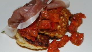 Кукурузные оладьи с помидором и ветчиной