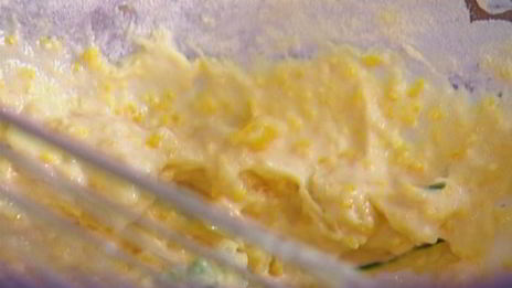 кукурузные оладьи с помидором и ветчиной