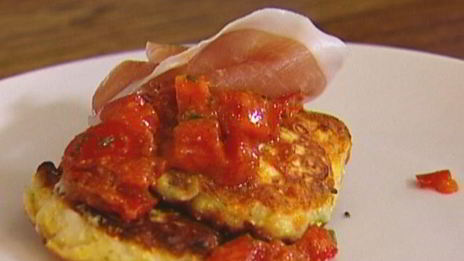 кукурузные оладьи с помидором и ветчиной