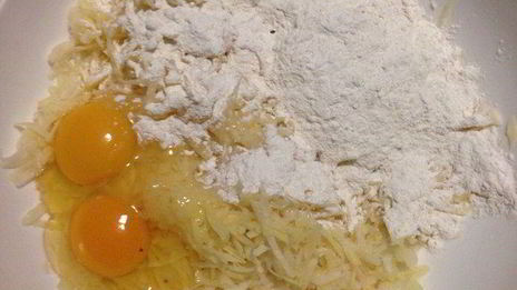 латкес — картофельные оладьи