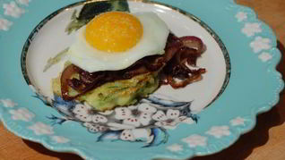 Оладушки из цукини с яйцами и карамелизированным луком