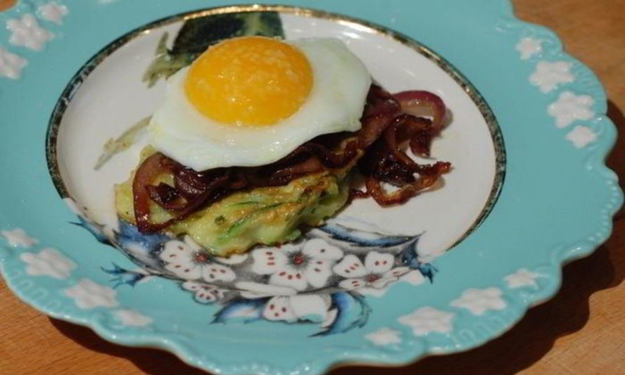 Рецепт оладушек из цукини с яйцами и карамелизированным луком