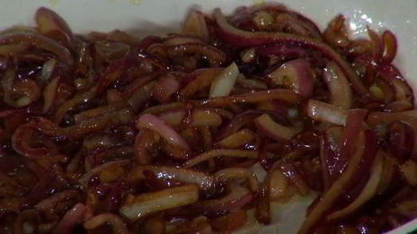 оладушки из цукини с яйцами и карамелизированным луком