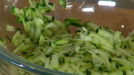 оладушки из цукини с яйцами и карамелизированным луком