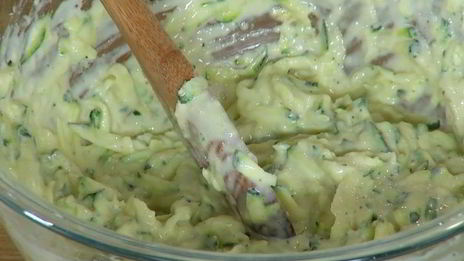 оладушки из цукини с яйцами и карамелизированным луком