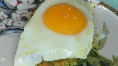 оладушки из цукини с яйцами и карамелизированным луком