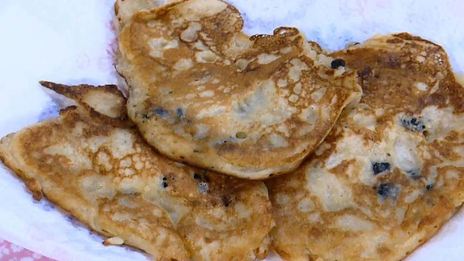 оладушки с сушеной черникой