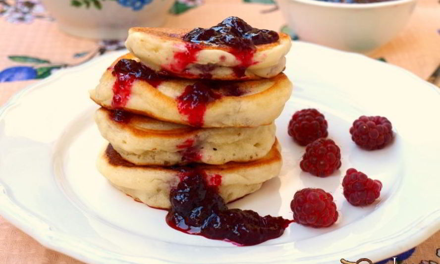 Рецепт оладий без яиц с малиной