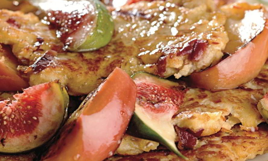 Рецепт оладий из ароматных яблок с инжиром