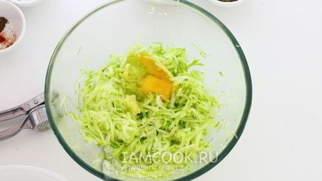 оладьи из кабачков с чесноком