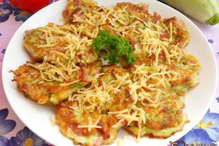 Оладьи из кабачков с сыром и колбасой