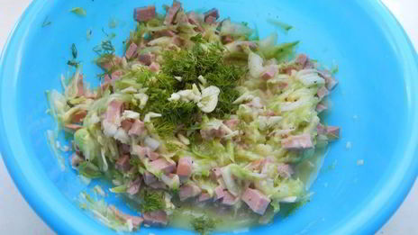 оладьи из кабачков с сыром и колбасой