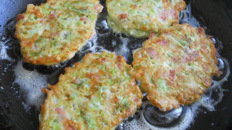 оладьи из кабачков с сыром и колбасой