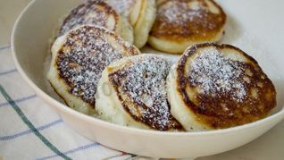 Оладьи из прокисшего молока пышные на дрожжах