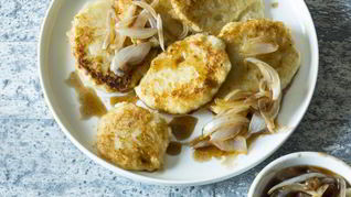 Оладьи из цветной капусты с карамелизованным луком