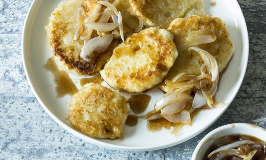 Рецепт оладий из цветной капусты с карамелизованным луком