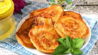 Оладьи из тыквы и яблок на молоке и сухих дрожжах