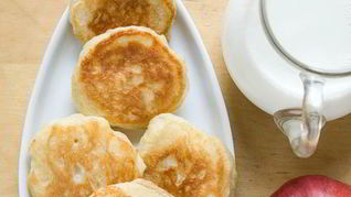 Оладьи на дрожжевом тесте с яблоками