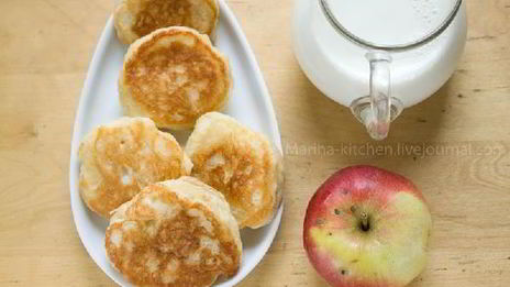 оладьи на дрожжевом тесте с яблоками