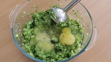 оладьи с брокколи и пармезаном