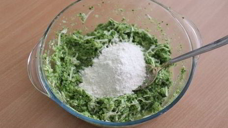 оладьи с брокколи и пармезаном