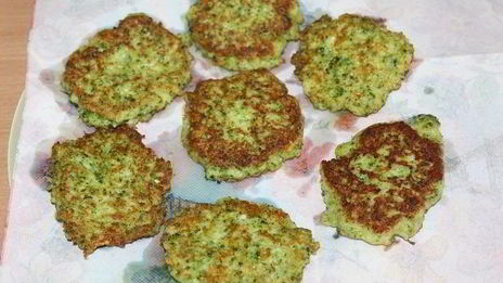 оладьи с брокколи и пармезаном
