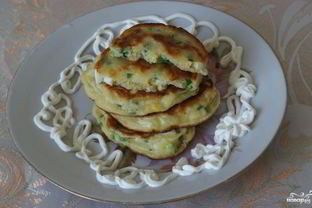 Оладьи с луком и яйцом на кефире