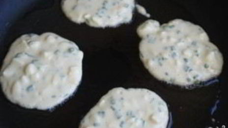 оладьи с луком и яйцом на кефире