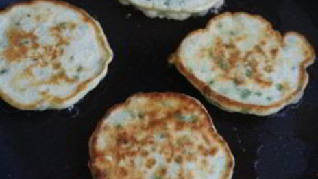 оладьи с луком и яйцом на кефире