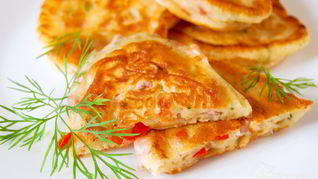 Оладьи с ветчиной, помидорами и болгарским перцем