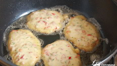 оладьи с ветчиной, помидорами и болгарским перцем