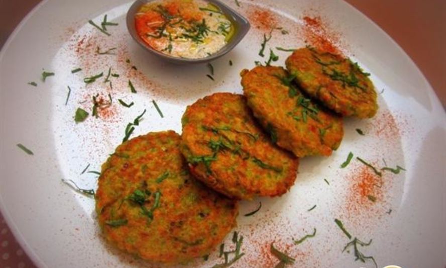 Рецепт овощных оладий с йогуртовым соусом