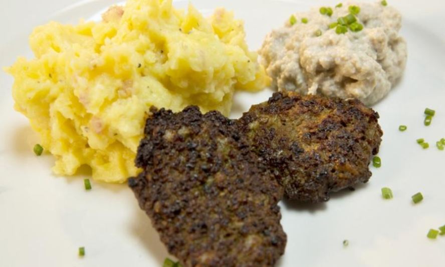 Рецепт печеночных оладий с пюре и грибным соусом