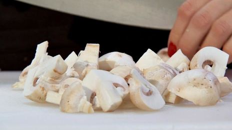 печеночные оладьи с пюре и грибным соусом