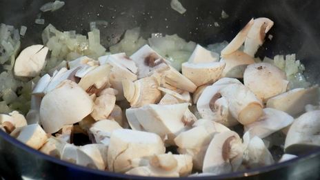 печеночные оладьи с пюре и грибным соусом