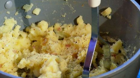 печеночные оладьи с пюре и грибным соусом