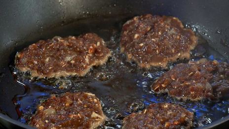 печеночные оладьи с пюре и грибным соусом