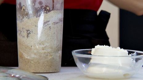 печеночные оладьи с пюре и грибным соусом