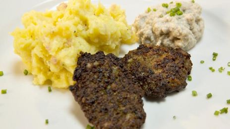 печеночные оладьи с пюре и грибным соусом