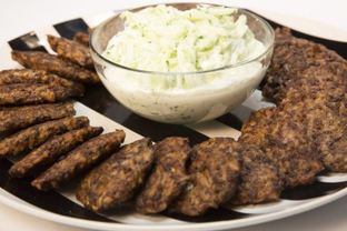 Печеночные оладьи с рисом и соусом из огурца