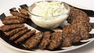 Печеночные оладьи с рисом и соусом из огурца