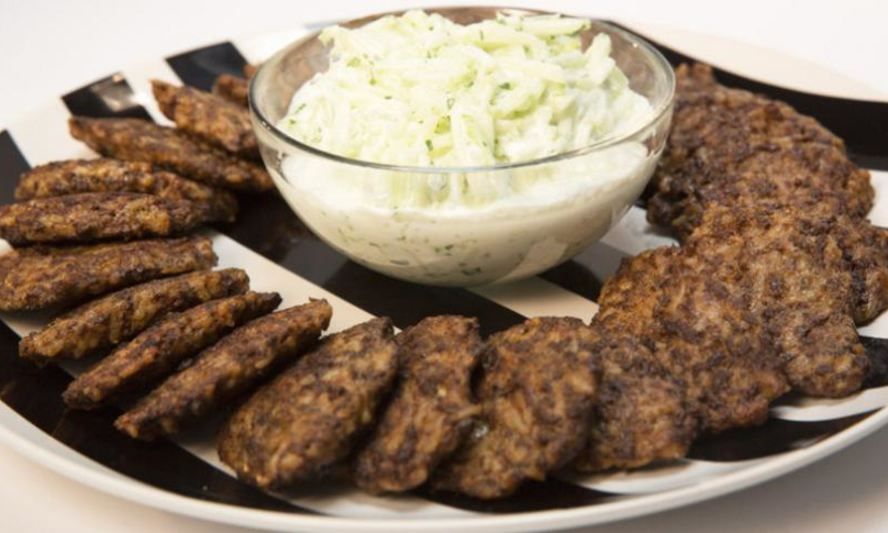 Рецепт печеночных оладий с рисом и соусом из огурца