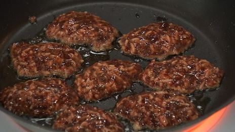 печеночные оладьи с рисом и соусом из огурца