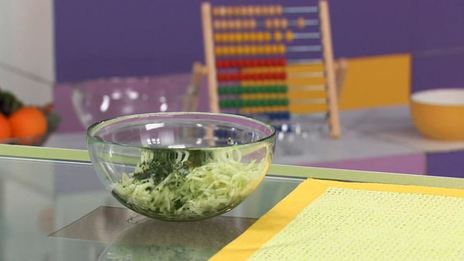 печеночные оладьи с рисом и соусом из огурца