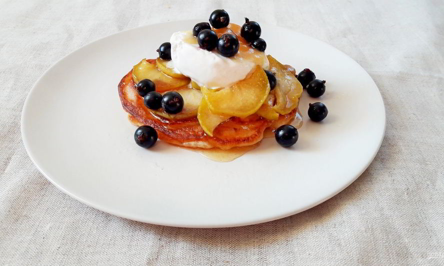 Рецепт пышных оладий с карамелизированными яблоками и мороженым