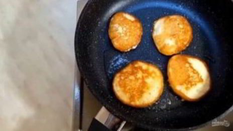 пышные оладьи с карамелизированными яблоками и мороженым