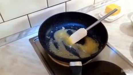 пышные оладьи с карамелизированными яблоками и мороженым