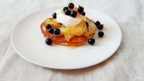 пышные оладьи с карамелизированными яблоками и мороженым