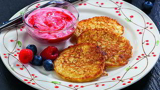 Рисовые оладьи с ягодным соусом