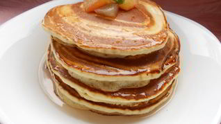 Сладкие оладьи с яблочным сиропом